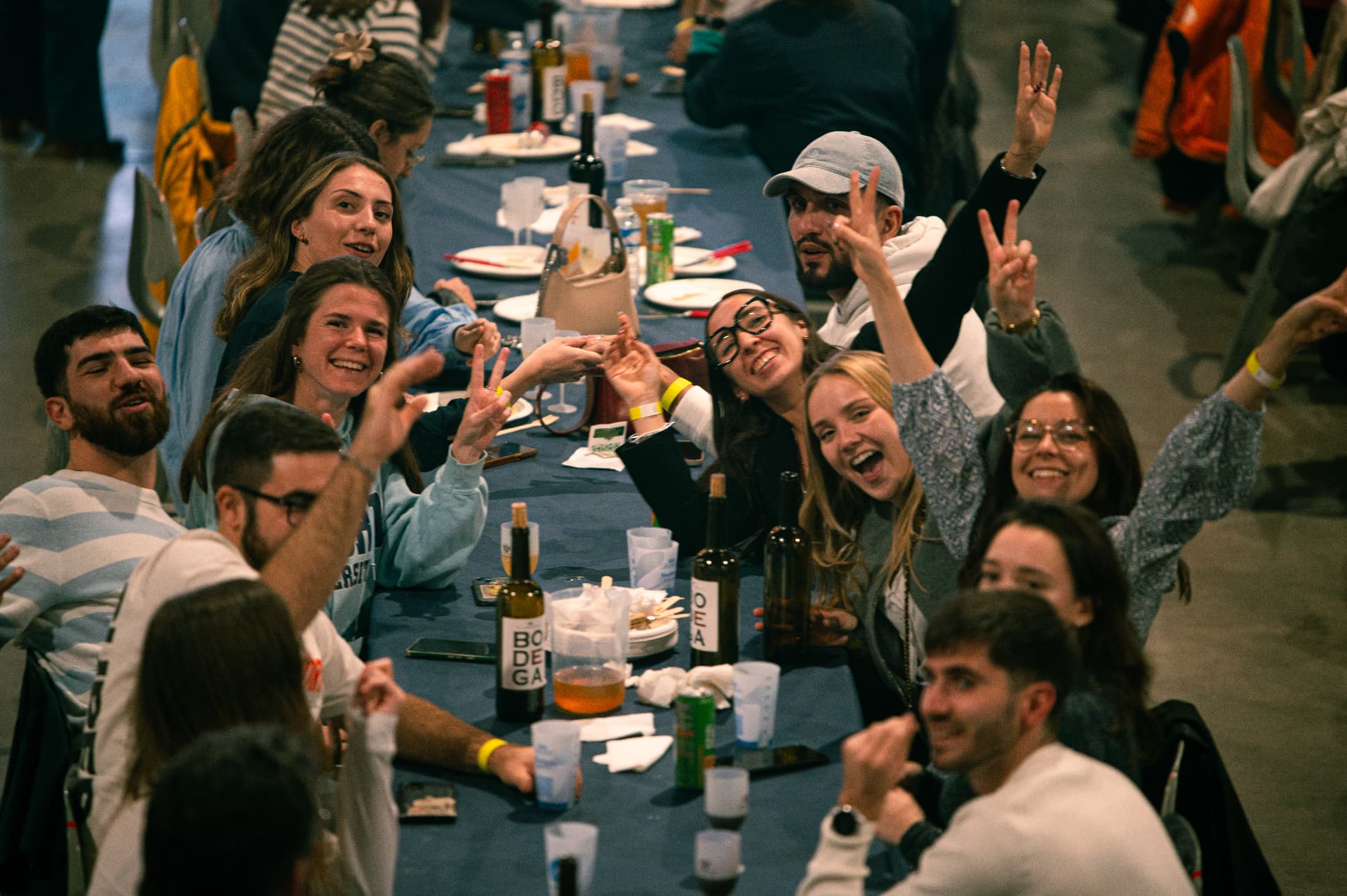 Convives attablés autour d'une longue tablée du banquet