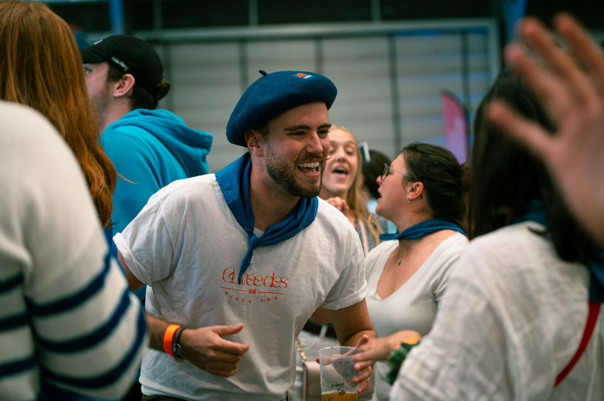 Festivalier en béret riant au milieu de la fête
